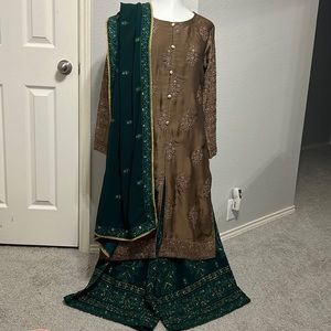 Shalwar kameez duppatta green and brown size S. Long sleeves gold embroidery.